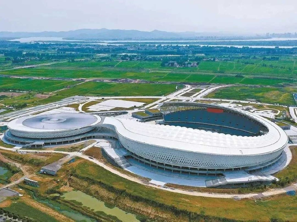 融入山水之间的PTFE膜结构运动中心